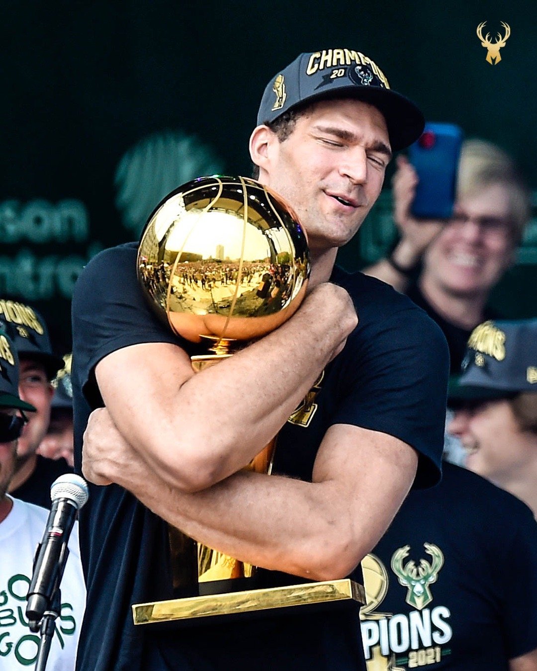 密尔沃基雄鹿迎西甲关键赛；关键时刻单刀错失；球迷炸锅；数据趋势出现新变化的简单介绍